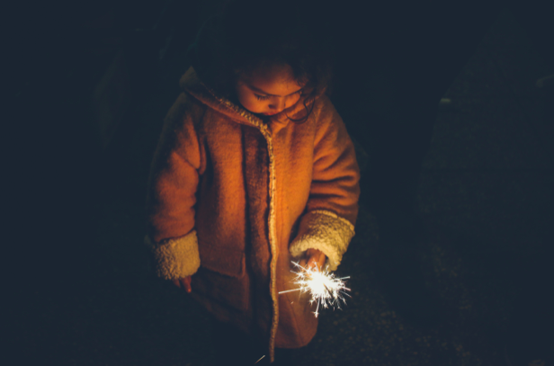 Dziecko bawiące się zimnymi ogniami